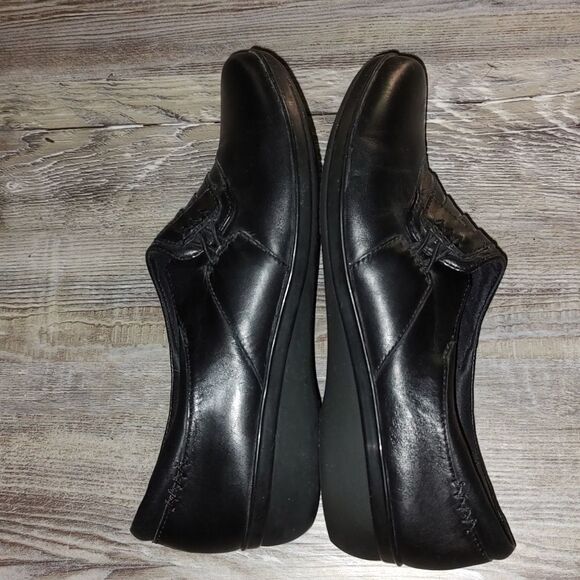 Clarks black slip on shoes Sz 8 - Picture 8 of 9